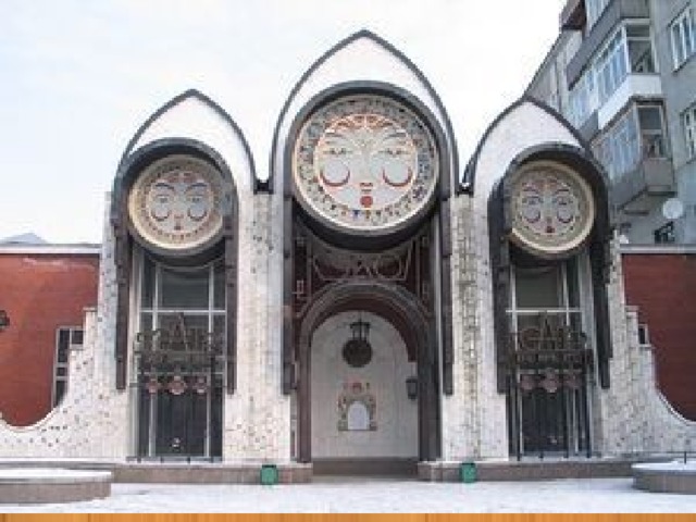 Ваше содержание Новосибирский областной театр кукол  Новосибирский областной театр кукол работает в городе с 1933 года.  На сегодняшний день театр насчитывает более двадцати постановок, в их числе национальная кукольная классика, а также произведения современных авторов. Особое внимание уделяется достижениям мировой культуры: в 2000 году в театре стартовала программа «Сказки народов мира», в рамках которой представлены спектакли по произведениям мировой классики.  Главное достояние театра - профессиональная труппа, которая выживала даже в самые трудные времена. Это и подлинные мастера сцены, и молодые талантливые, преданные своей профессии люди.  